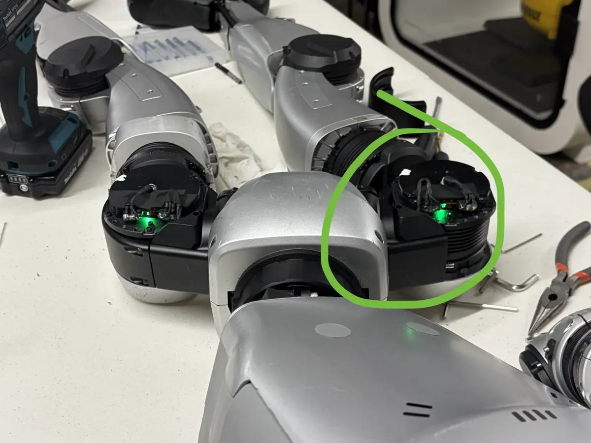 The dead hip actuator circled in green marker